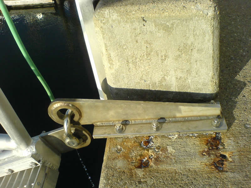 Another view of a back to back shackle hinge