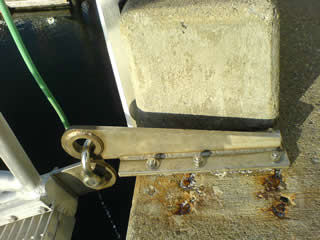 Another view of a back to back shackle hinge