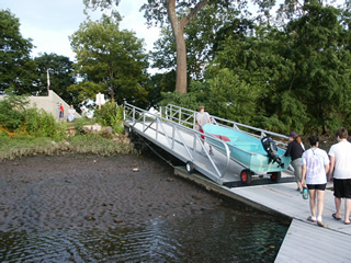 Extra wide gangway with low transition plate from gangway to float